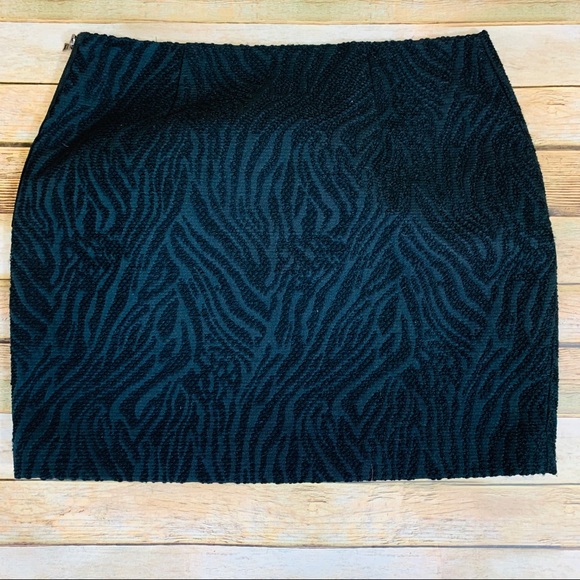Tahari Dresses & Skirts - Tahari Black Zebra Print Mini Skirt Size 4 GUC